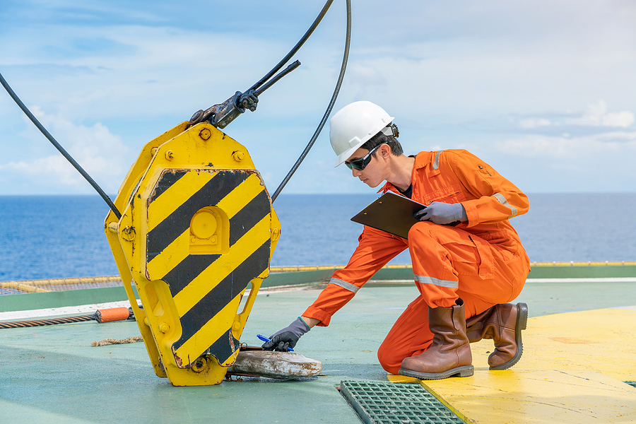 What Is a Pedestal Crane, and Why Is It So Common on Offshore Platforms?